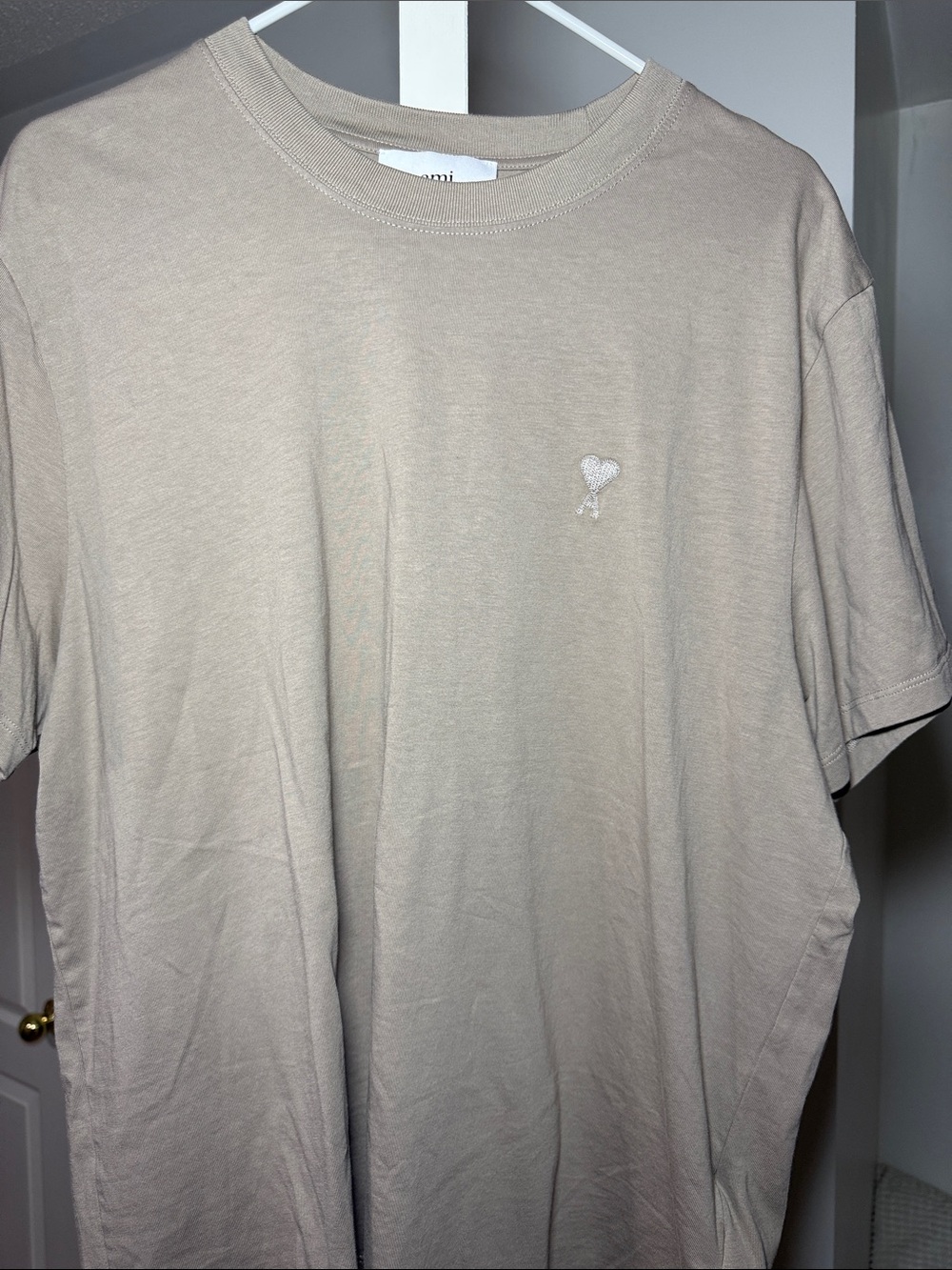 Ami Short Sleeve Crewneck T-Shirt in Light Beige with White Heart